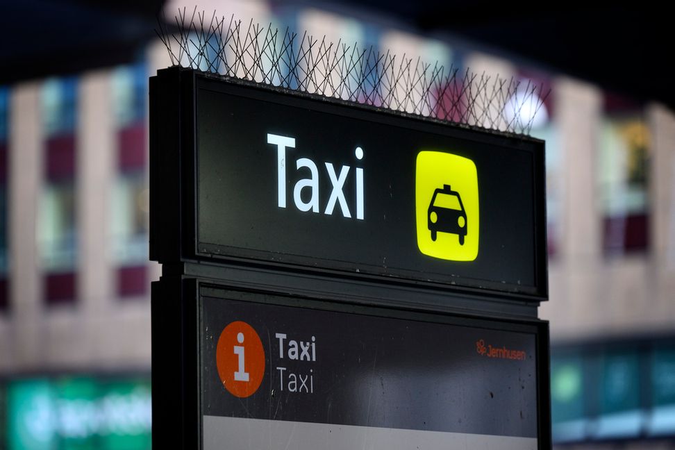 Taxiskylt vid taxikön på Centralstationen i Stockholm. Arkivbild. Foto: Jessica Gow / TT
