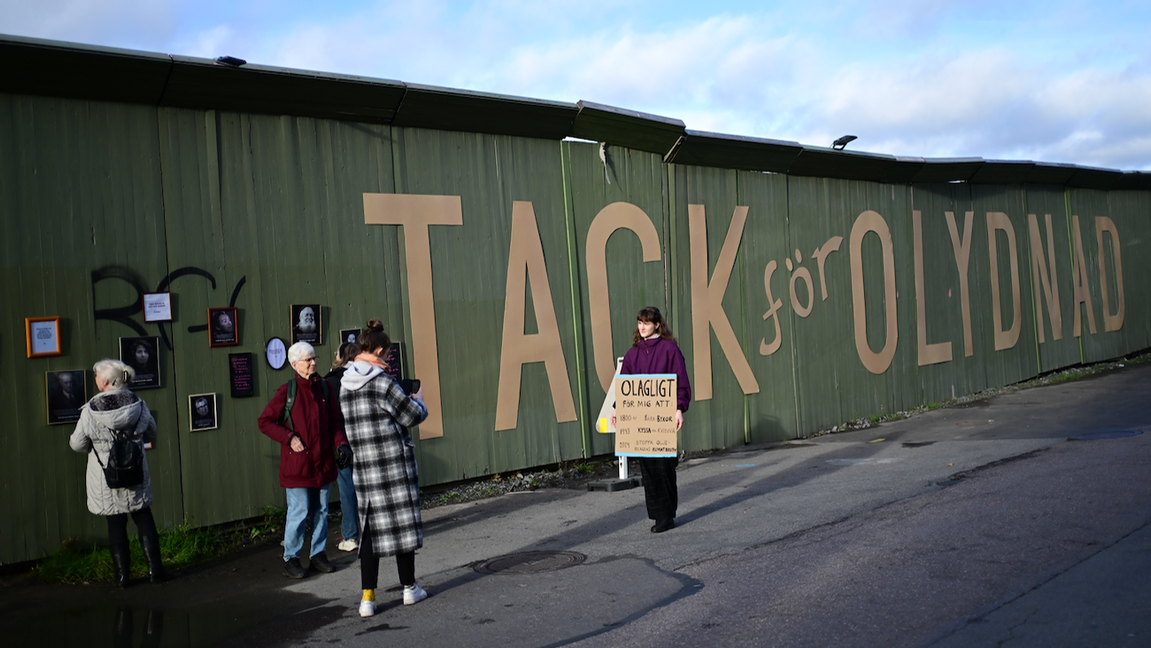 Greenpeace arrangerade en manifestation med bilder och text för att hylla civil olydnad utanför hovrätten i centrala Göteborg. Foto: Björn Larsson Rosvall/TT