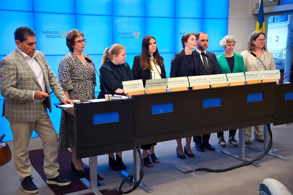 Hela konstitutionsutskottet samlat i riksdagens pressrum. Foto: Lars Schröder/TT