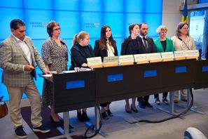 Hela konstitutionsutskottet samlat i riksdagens pressrum. Foto: Lars Schröder/TT