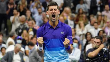 Novak Djokovic firar segern över Alexander Zverev. Foto: Elise Amendola/AP/TT