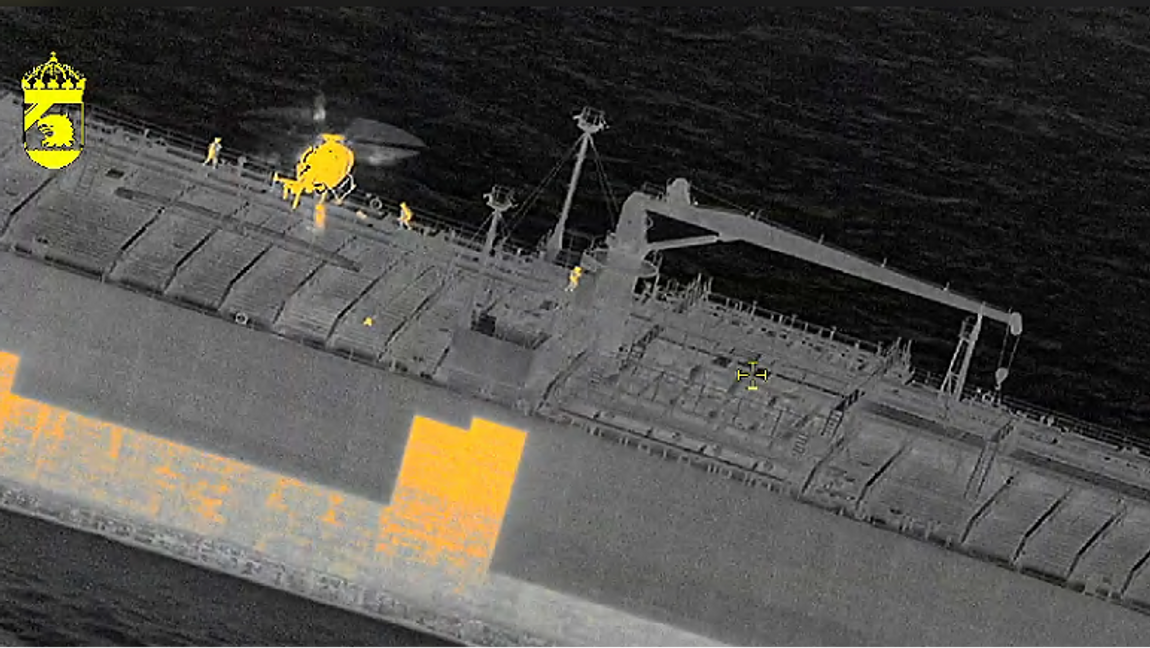 Polis och Kustbevakning bordar det 228 meter långa tankfartyget Sea Owl I. Foto: Kustbevakningen