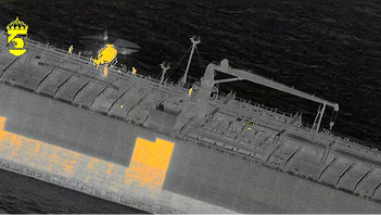 Polis och Kustbevakning bordar det 228 meter långa tankfartyget Sea Owl I. Foto: Kustbevakningen