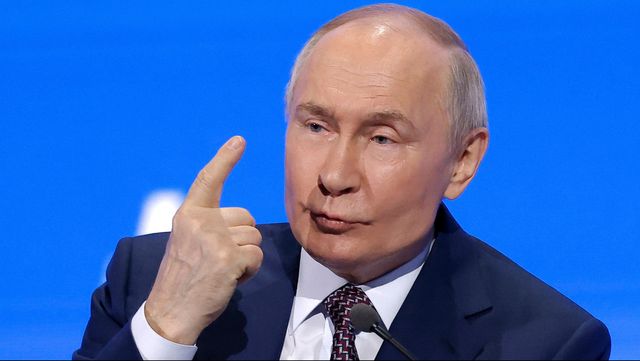 Rysslands president Vladimir Putin på den årliga kongressen för Rysslands förbund för industrialister och entreprenörer i Moskva tisdagen den 18 mars. Putin kom att dröja sig kvar här in på den av hans presstalesman Dmitrij Peskovs angivna starttiden för telefonsamtalet med Donald Trump. Foto: Maxim Shemetov/Pool Photo via AP