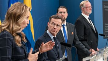 Ulf Kristersson (M), Jimmie Åkesson (SD), Ebba Busch (KD) och Johan Pehrson (L) kan glädjas åt nya siffror som ger Tidöpartierna ett knappt övertag mot de rödgröna. Foto: Fredrik Sandberg/TT.
