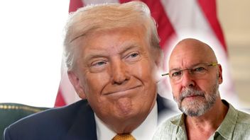 Trump försöker hålla sig för skratt. Foto: Jacquelyn Martin / TT