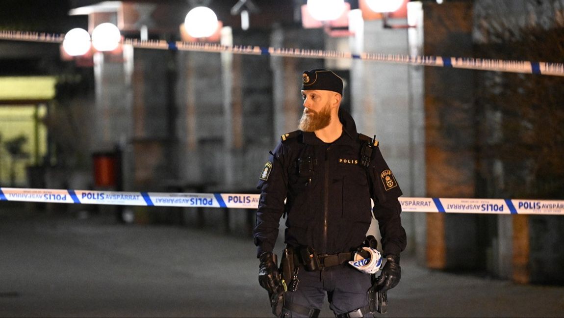 Polis på plats i Almgården i Malmö där en man sköts på söndagskvällen. Arkivbild. Foto: JOHAN NILSSON/TT