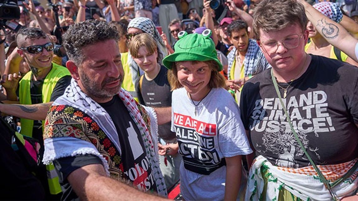 Greta Thunberg och andra aktivister på väg till Gaza. Bild: AP Photo/Emilio Morenatti