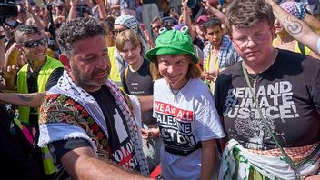 Greta Thunberg och andra aktivister på väg till Gaza. Bild: AP Photo/Emilio Morenatti