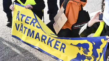 Bild från en tidigare händelse när klimatorganisationen Återställ Våtmarkerna genomförde en demonstration på Centralbron i Stockholm. Foto: Claudio Bresciani/TT 