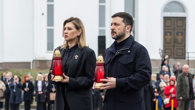 Det ukrainska presidentparet Olena och Volodymyr Zelenskyj bär ljus för att hedra minnet av offren för den ryska ockupationen vid ett minnesmärke i staden Butja den 31 mars, nordväst om Kyiv. Foto: Volodymyr Petrov/AP/TT 