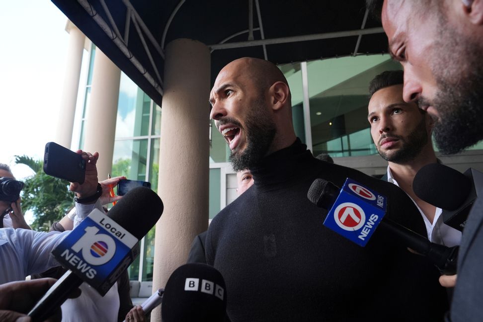 Bröderna Andrew och Tristan Tate när de landat i Fort Lauderdale i Florida. Foto: Marta Lavandier/AP/TT