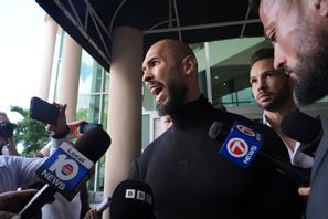Bröderna Andrew och Tristan Tate när de landat i Fort Lauderdale i Florida. Foto: Marta Lavandier/AP/TT