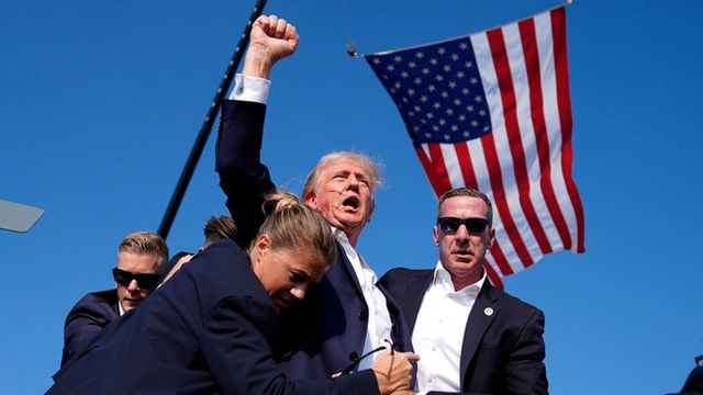 USA:s före detta president Donald Trump omringad av vakter när han lämnar scenen efter att ha utsatts för ett mordförsök i Butler, Pennsylvania, den 13 juli. Foto: EVAN VUCCI/AP