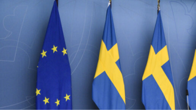 Sveriges och EU:s flagga. Foto: Fakismil Regeringskansliet.