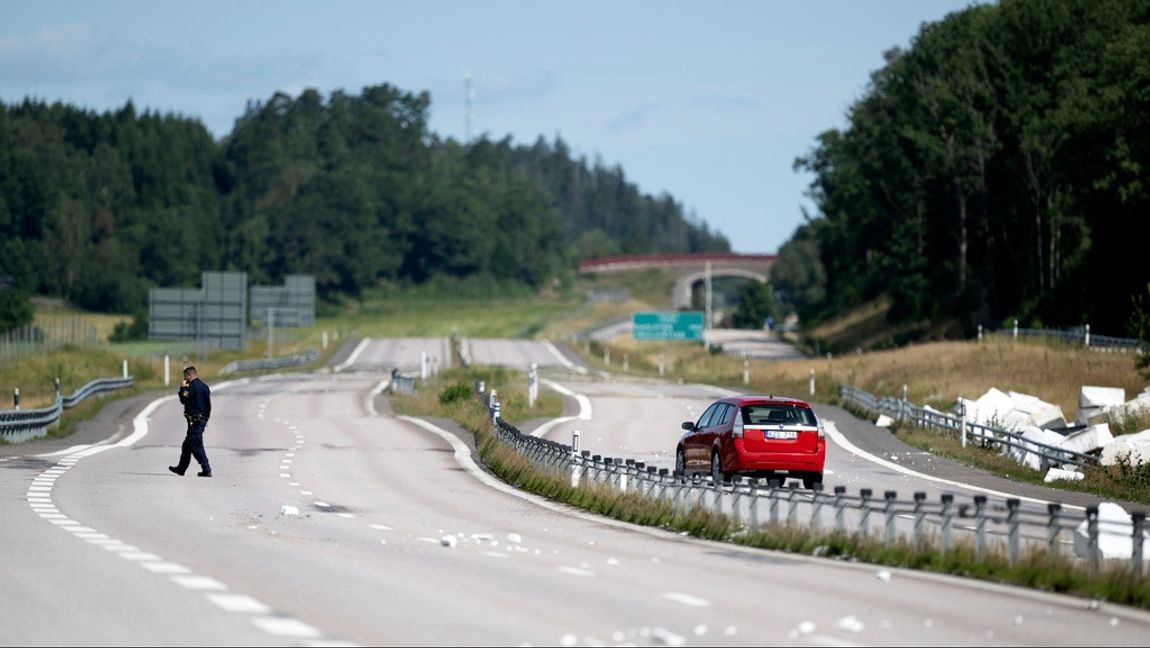 E45 norr om Lilla Edet ska öppnas igen efter söndagens skyfall och vägskada. Det blir dubbelriktad trafik i det södergående körfältet, som ses till vänster på bilden. Foto: BJÖRN LARSSON ROSVALL/TT