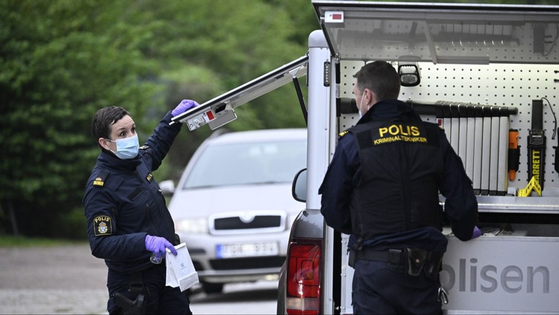 Kriminaltekniker på plats vid en lägenhet på Kirseberg i Malmö efter en detonation under natten. Foto: Johan Nilsson/TT