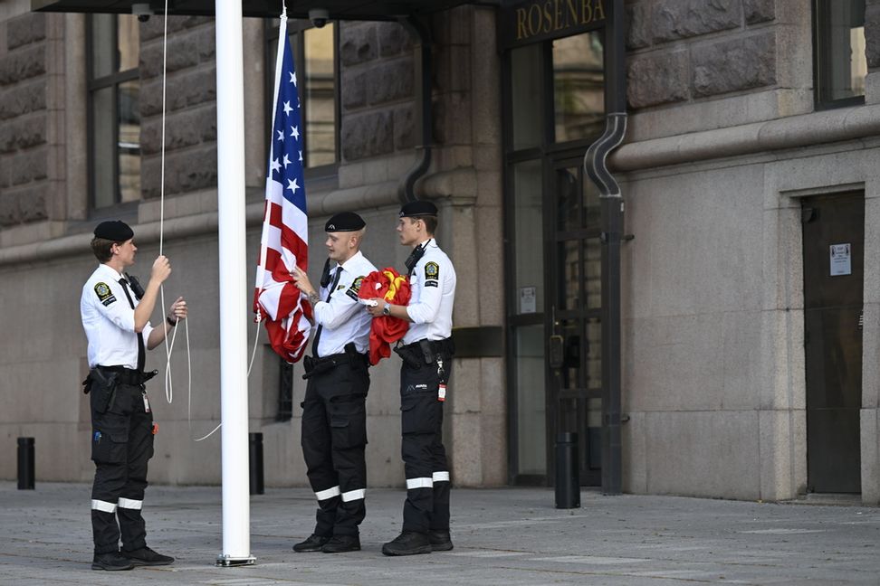 Den amerikanska flaggan hissas inför handelssamtal i Stockholm. Foto: Fredrik Sandberg/TT