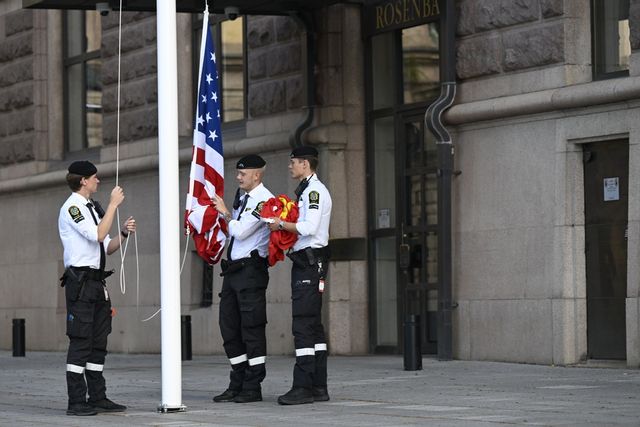 Den amerikanska flaggan hissas inför handelssamtal i Stockholm. Foto: Fredrik Sandberg/TT