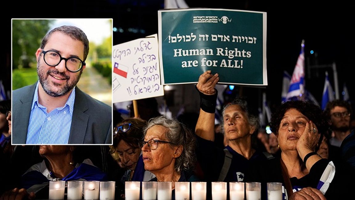 Martin Blecher förklarar bakgrunden till de israeliska protesterna. Foto: Tsafrir Abayov/AP/TT