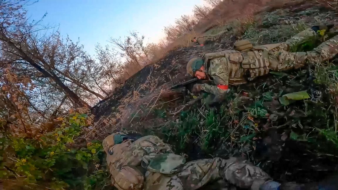 Den här bilden uppges visa ryska soldater i strid i Kursk. Den har distribuerats av Rysslands försvarsdepartement. Arkivbild. Foto: Rysslands försvarsdepartement via AP/TT