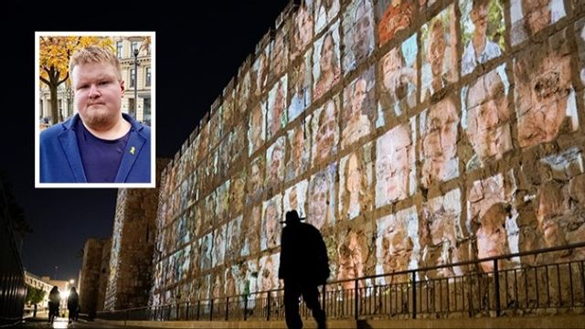 Bilder av gisslan projiceras på en mur i Jerusalem. Cirka 100 gisslan saknar fortfarande. FOTO: Leo Correa / TT
