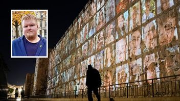 Bilder av gisslan projiceras på en mur i Jerusalem. Cirka 100 gisslan saknar fortfarande. FOTO: Leo Correa / TT