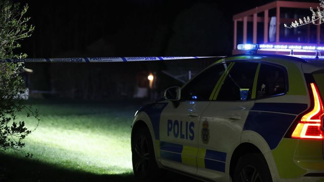 Polisen har spärrat av platsen efter explosionen som orsakade en brand i ett radhus i Tumba. Foto: Caisa Rasmussen/TT