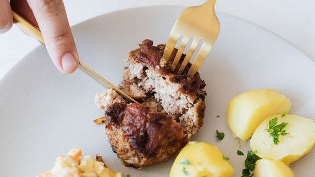 De kommunala gymnasieskolorna i Örebro ska servera kött eller fisk fyra dagar i veckan. Genrebild. Foto: Pexels.