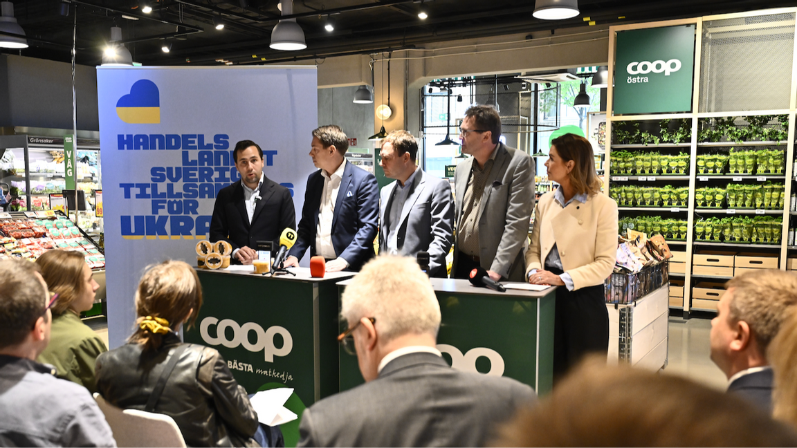 Bistånds- och utrikeshandelsminister Benjamin Dousa (M) håller tillsammans med livsmedelsföretag pressträff om en ny svensk satsning för ukrainska produkter. Foto: Christine Olsson/TT