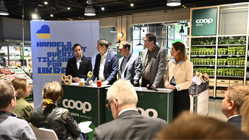 Bistånds- och utrikeshandelsminister Benjamin Dousa (M) håller tillsammans med livsmedelsföretag pressträff om en ny svensk satsning för ukrainska produkter. Foto: Christine Olsson/TT