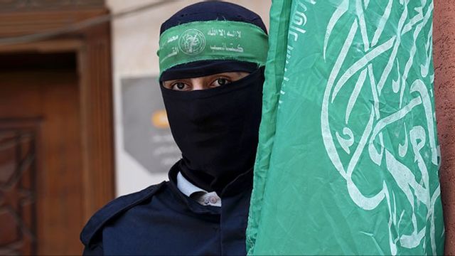 Maskerad Hamasmedlem. Bild: AP Photo/Adel Hana