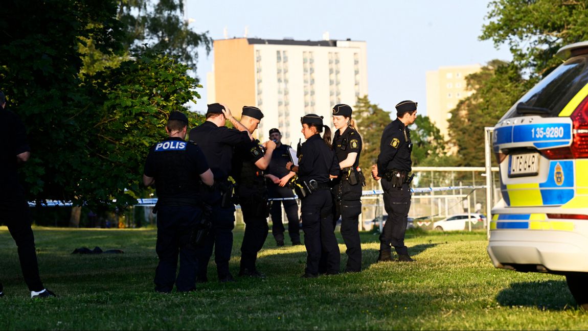 Stor polisinsats i Hässelby där en man blivit skjuten och förd till sjukhus under lördagskvällen. Fredrik Sandberg/TT