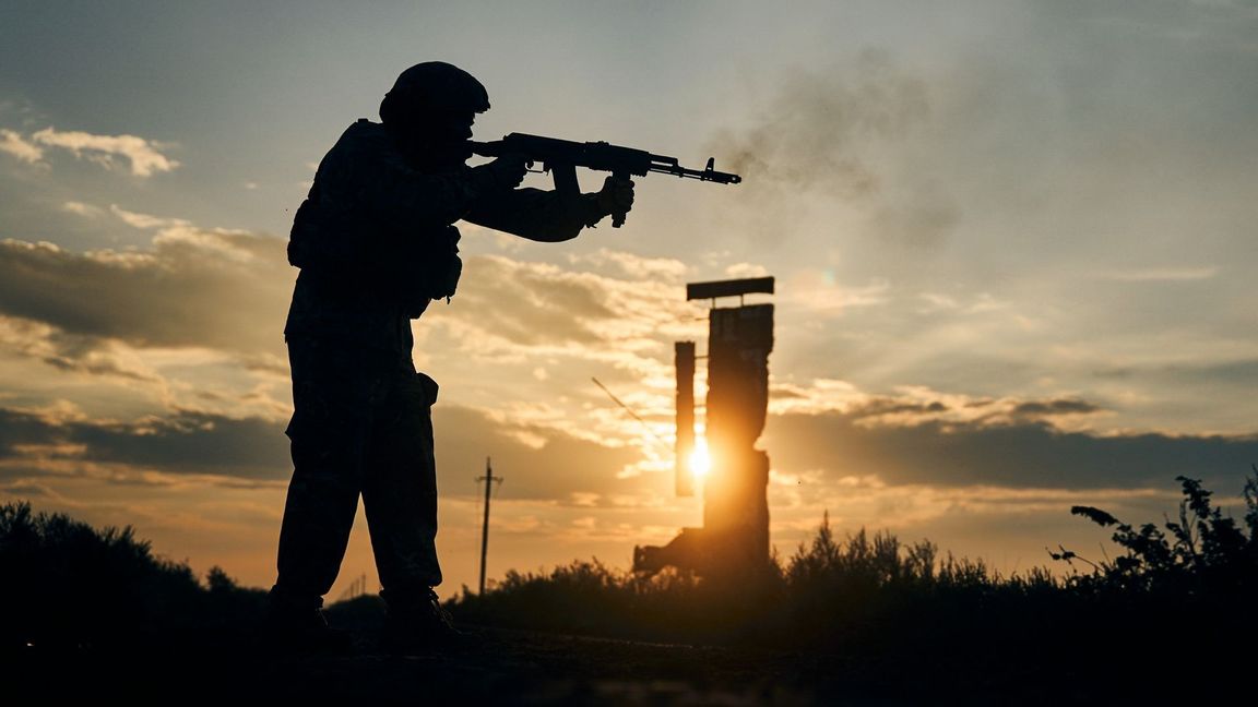 En ukrainsk soldat nära Charkivregionen. Foto: Kostiantyn Liberov/AP/TT
