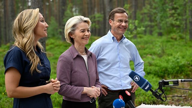 Sveriges statsminister Ulf Kristersson och vice statsminister Ebba Busch tillsammans med EU-kommissionens ordförande Ursula von der Leyen (mitten). Bild från i juni 2024. Foto: Fredrik Sandberg/TT