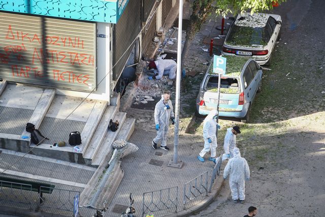 Polistekniker i arbete vid det bankkontor i Thessaloniki där en bomb exploderade under natten till lördag. Giannis Papanikos/AP/TT