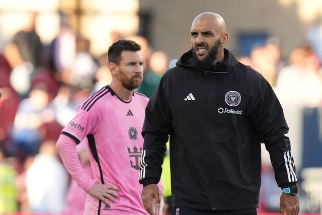 Lionel Messi tillsammans med sin livvakt Yassine Cheuko efter att en åskådare sprungit ut på planen under en av Inter Miamis matcher förra året. Foto: Chris Young/AP/TT