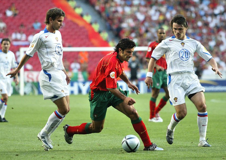 Aleksej Bugajev (till vänster) under fotbolls-EM 2004. Arkivbild. Foto: Thomas Kienzle/AP/TT