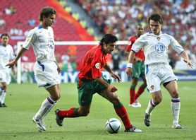 Aleksej Bugajev (till vänster) under fotbolls-EM 2004. Arkivbild. Foto: Thomas Kienzle/AP/TT