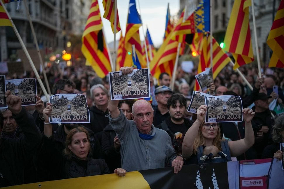 ”Avgå, Mazón” har varit ett stort slagord i det upprörda Valencia den senaste tiden. Bild från demonstration den 9 november. Foto: Emilio Morenatti/AP/TT