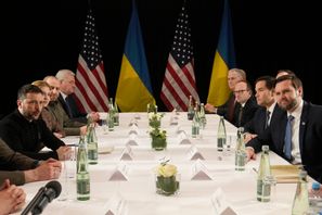 Ukrainas president Volodymyr Zelenskyj till vänster och USA:s vicepresident JD Vance till höger. Matthias Schrader/AP/TT