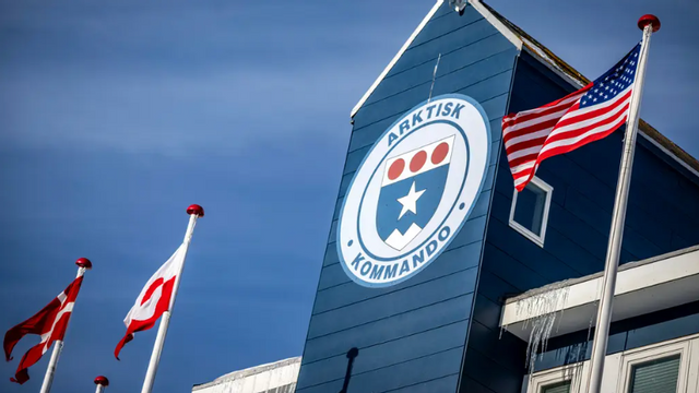 Amerikanska och grönländska flaggor utanför Arktisk Kommando i Nuuk. Nu hotar Grönland att vända sig till Kina om väst inte investerar i gruvsektorn. Foto: Johan Nilsson/TT