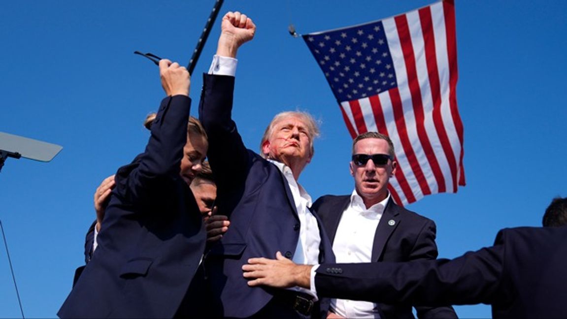 Secret Service-agenter har nu blivit avstängda efter att ett mordförsök på Donald Trump kunde genomföras vid ett event i Butler, Pennsylvania. Foto: Evan Vucci/AP