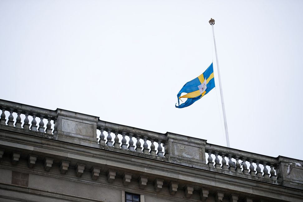 Under onsdagen flaggar bland annat Kungliga slottet i Stockholm och riksdagen på halv stång. Arkivbild. Caisa Rasmussen/TT