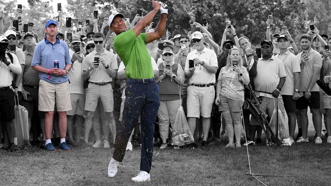 Mark håller stadigt i sin öl när han ser Tiger Woods slå sitt andra slag i den andra omgången av PGA Championship som avgjordes i förra veckan. Foto: Ross Kinnaird/AP/TT