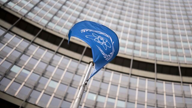 En flagga viftar utanför IAEA:s byggnad i Wien, Österrike. Foto: Michael Gruber/AP/TT