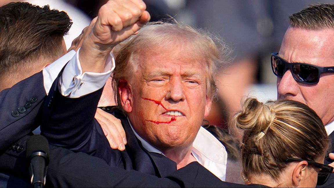 Donald Trump efter skotten i Butler. Foto: Gene J. Puskar/AP/TT