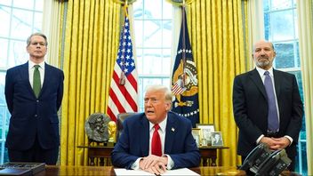 Donald Trump, mitten, med sin finansminister Scott Bessent till vänster och handelsminister Howard Lutnick till höger. Foto: Evan Vucci/AP