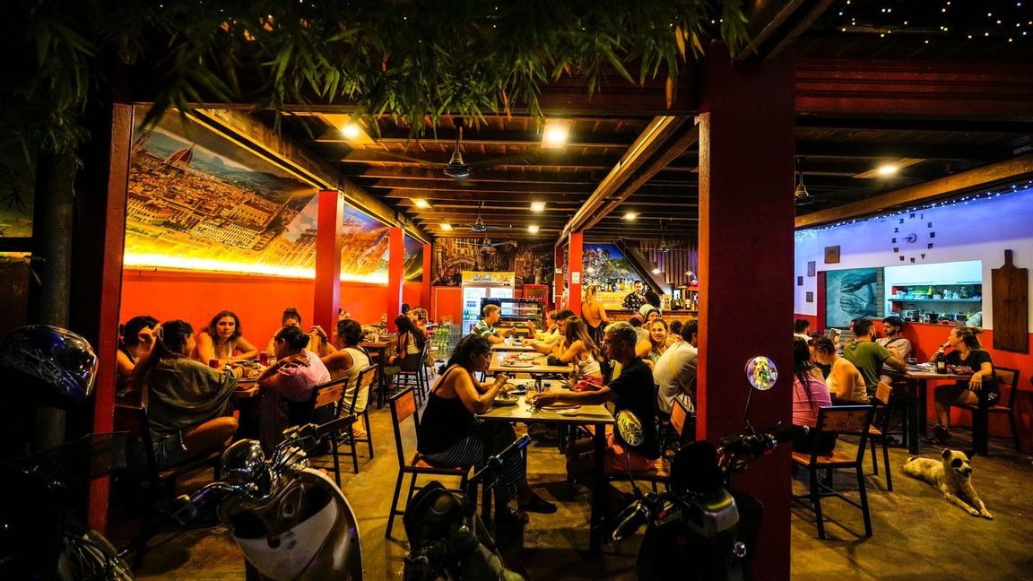 Turiststaden Vang Vieng i Laos är ett populärt resmål bland backpackers. Foto: AP