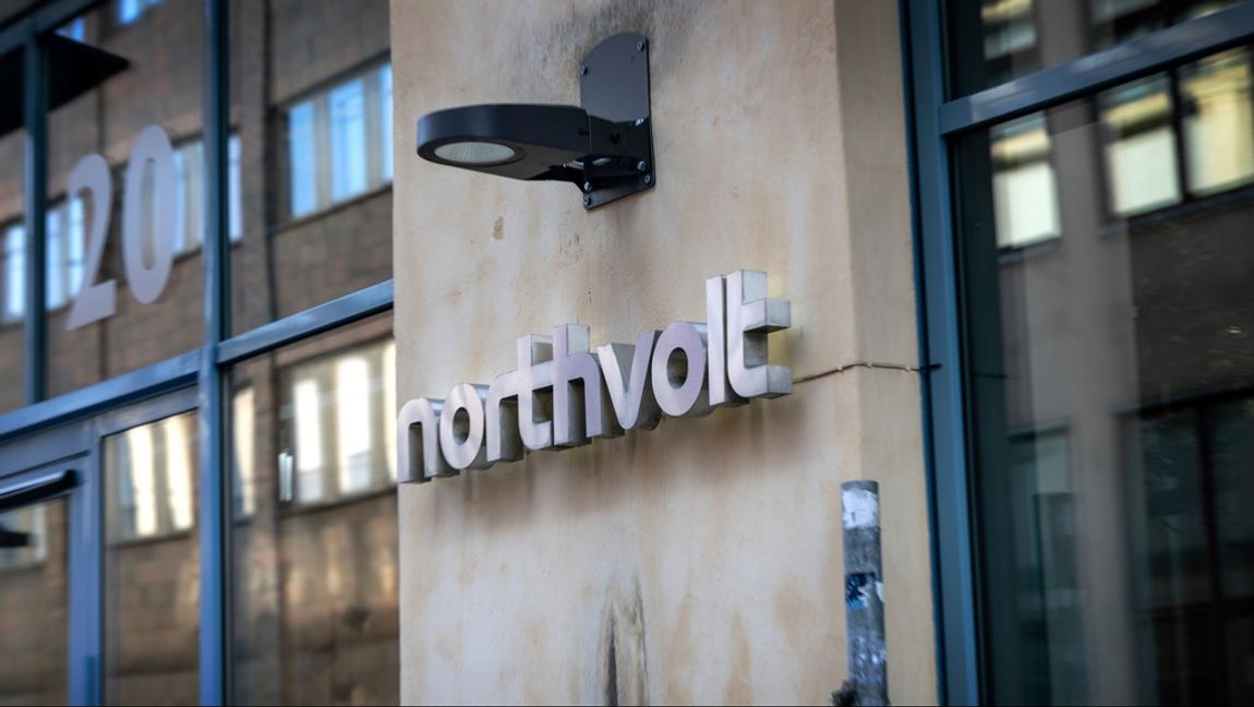 Northvolt måste säga upp personal innan de ens har fått i gång sin produktion. Trots det höjs röster för att rädda bolaget. Foto: Anders Wiklund/TT